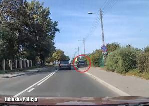 [VIDEO] Szalony pomysł kierowcy- jechał po chodniku, by wyprzedzić auto
