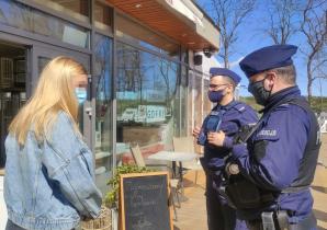 Kontrole lokali gastronomicznych – policjanci ujawniają przypadki łamania obostrzeń