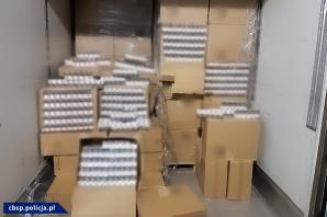 [VIDEO] Kolejne uderzenie w gang przemytników papierosowych. Wielomiesięczna współpraca funkcjonariuszy CBŚP, KAS z brytyjskim oficerem łącznikowym HMRC w Warszawie