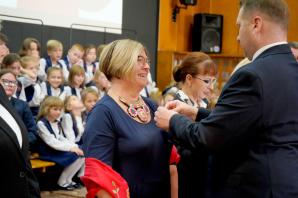 [VIDEO] Szef MEiN podczas obchodów Dnia Edukacji Narodowej w Poniatowej: Nauczyciel to jest autorytet