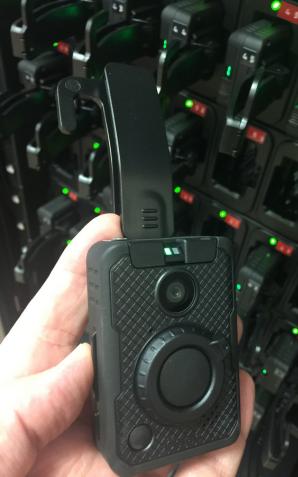 Poznań - Osobiste kamery na mundurach policjantów już działają w Poznaniu