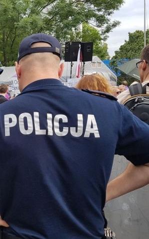 [VIDEO] Sprawca gróźb karalnych oraz podpalenia samochodu w rękach średzkich dzielnicowych