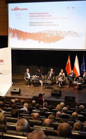 Październik to zarazem wybory i referendum o przyszłości samorządu - debata prezydentów