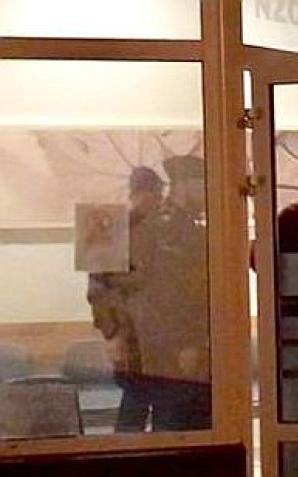 [VIDEO] Rutkowski: Gorzowski lekarz Dariusz B. odwieziony przez Policję na badanie krwi pod kątem zawartości alkoholu. Zaatakował dziennikarza i zdewastował część apteki!