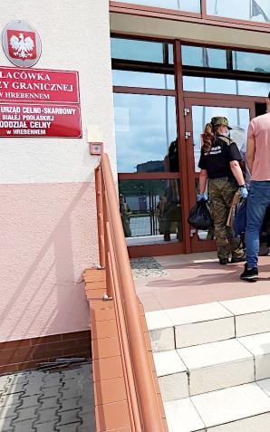 Nielegalni imigranci zatrzymani. Zatrzymani obywatele Syrii dokonali wcześniej nielegalnego przekroczenia tzw. zielonej granicy państwa z Ukrainy do Polski. Chcieli dostać się do Niemiec