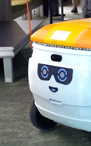 [VIDEO] Jedzenie i zakupy na dowóz z robotem w roli kuriera. Polska firma już zaczęła testy robotycznych doręczycieli a w USA, mają już po tysiąc takich kurierów