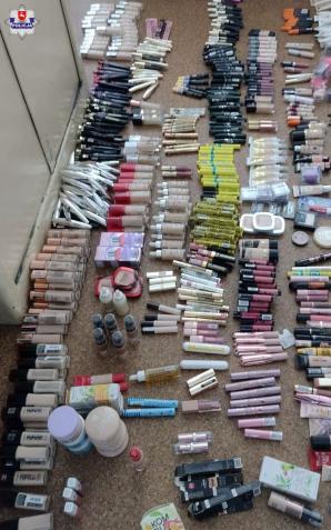 Kosmetyki ją uspokajają, kolekcjonerka w rękach policji