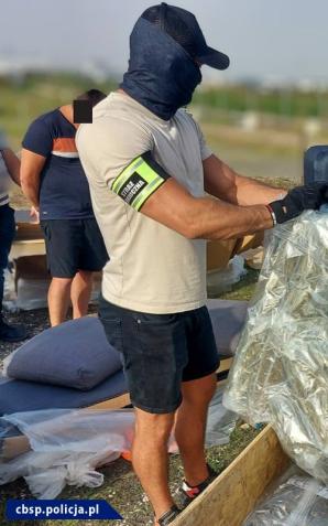 [VIDEO] Przejęte 112 kg marihuany przemycanej z Hiszpanii do Polski. Zatrzymane 3 osoby i zlikwidowany magazyn narkotyków
