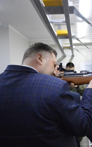 [VIDEO] Minister Przemysław Czarnek otworzył strzelnicę pneumatyczną w XXVII LO w Lublinie