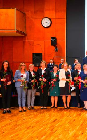 [VIDEO] Szef MEiN podczas obchodów Dnia Edukacji Narodowej w Poniatowej: Nauczyciel to jest autorytet