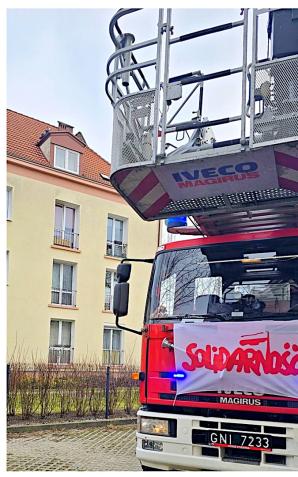 [VIDEO] Poszukiwany listami gończymi zatrzymany przez kryminalnych z Wrzeszcza. Policjanci ściągnęli mężczyznę z dachu