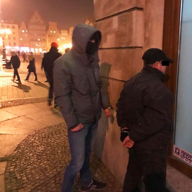 Kolejny pedofil schwytany przez ludzi Rutkowskiego. 42-latek umówił się z 14-latką na placu Solnym we Wrocławiu