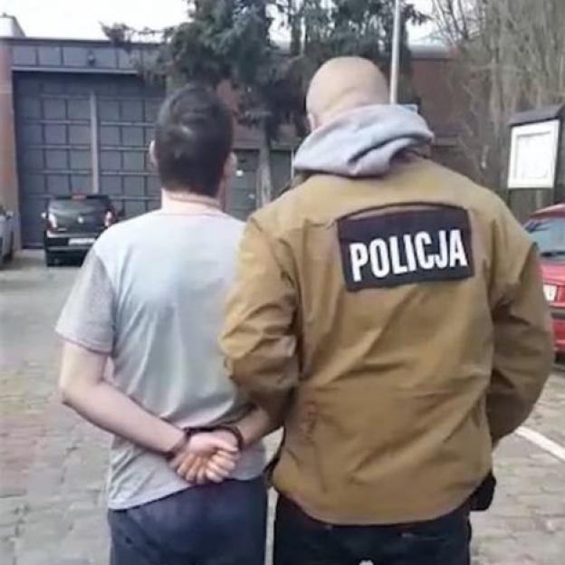 [VIDEO] Poszukiwany za oszustwa ukrył się w ścianie