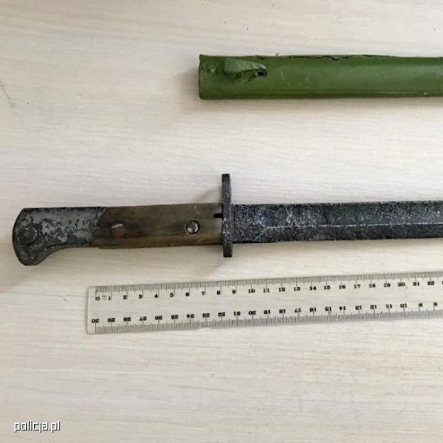 Policjanci odzyskali cenne przedmioty - w tym miecz z epoki brązu