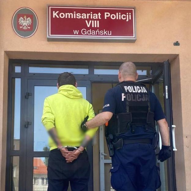 Nad naszym morzem już ciepło. W Gadńsku pijany wandal szedł bez butów i niszczył w zaprkowane samochody