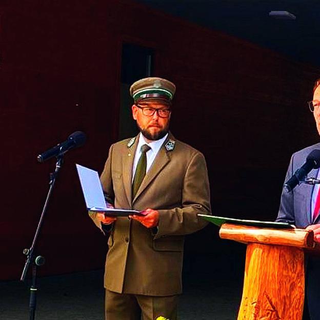 Wiceminister Edward Siarka na uroczystym otwarciu „Wilczego Szańca”