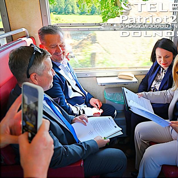 [VIDEO] Forum Ekonomiczne w Karpaczu: pierwszy, rozkładowy przejazd pasażerski składem z lokomotywą wodorową