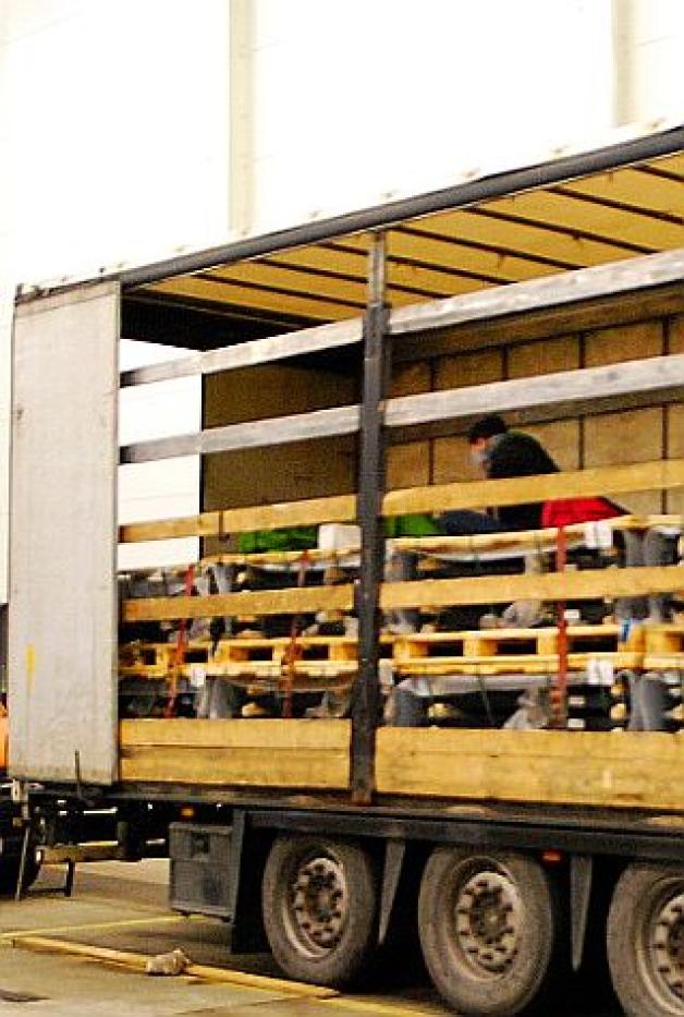 Poznań: Uchodźcy z Afganistanu ukryci w naczepie TIR-a, który przyjechał z Serbii