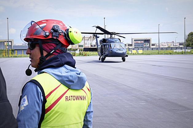 Kolejny dzień ćwiczeń policyjnych konterrorystów oraz goprowców przy użyciu black hawka
