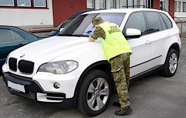 Funkcjonariusze Straży Granicznej z Korczowej oraz Medyki udaremnili trzy próby wywozu na Ukrainę aut pochodzących z przestępstwa.  Obywatel Rumunii zamierzał wywieść auto skradzione we Francji, a obywatel Niemiec - z Włoch.