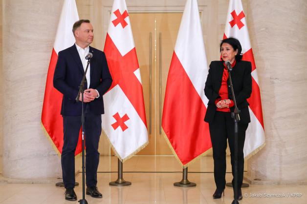 Z Prezydent Gruzji o sytuacji wokół Ukrainy. Prezydent zatrzymał się w Tbilisi w drodze do Pekinu