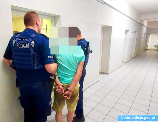 Przewrócił się wraz z dzieckiem na chodniku. Miał ponad 2 promile alkoholu w organizmie